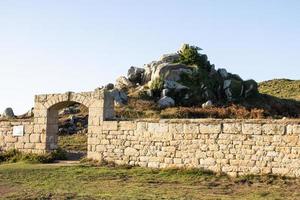 Steinmauerbefestigungen mit Torbogen in den Scilly-Inseln foto