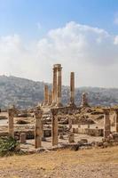 antike griechische säulen in amman, jordanien foto