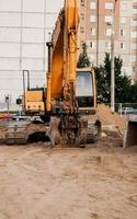 gelber bagger, der sich im tagebau bewegt foto