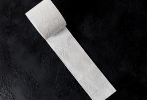 Draufsicht auf abgerolltes Toilettenpapier foto