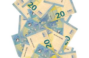 20-Euro-Scheine, die isoliert auf Weiß herunterfliegen. viele banknoten fallen mit weißem copyspace auf der linken und rechten seite foto