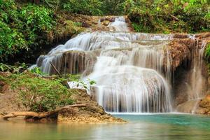 Erawan Wasserfall, Kanchanaburi, Thailand. foto