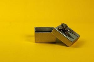 goldene geschenkbox wird auf gelbem hintergrund und abstand für das design von textbeschreibungskonzepten geöffnet. foto