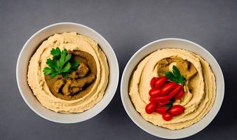 gesundes Essen. Traditioneller frisch zubereiteter Bio-Hummus. foto