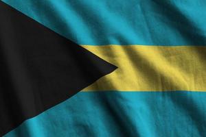 bahamas-flagge mit großen falten, die dicht unter dem studiolicht im innenbereich wehen. die offiziellen symbole und farben im banner foto