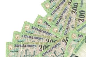 200 ungarische Forint-Scheine liegen in unterschiedlicher Reihenfolge einzeln auf Weiß. Konzept für lokales Bankwesen oder Geldverdienen foto