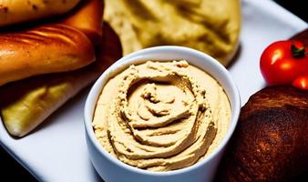 gesundes Essen. Traditioneller frisch zubereiteter Bio-Hummus. foto