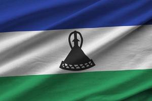 lesotho-flagge mit großen falten, die unter dem studiolicht im innenbereich wehen. die offiziellen symbole und farben im banner foto