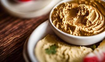 gesundes Essen. Traditioneller frisch zubereiteter Bio-Hummus. foto