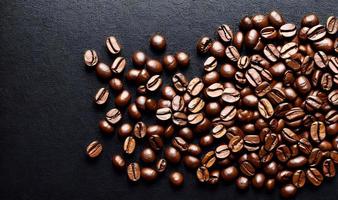 frisch geröstete Kaffeebohnen. kann als Hintergrund verwendet werden. Kaffee Zusammensetzung.