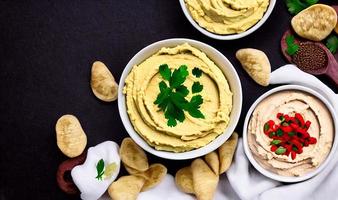 gesundes Essen. Traditioneller frisch zubereiteter Bio-Hummus. foto