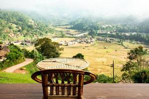 morgens mit blick auf die berge im ländlichen restaurant oder in der gastfamilie.urlaubs-, reise- und reisekonzept. foto