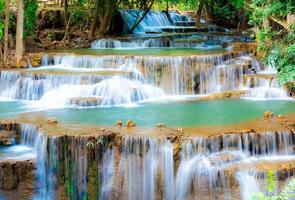 erstaunlicher bunter wasserfall im nationalparkwald während des frühlings, schöner tiefer wald in thailand, technische langzeitbelichtung, während des urlaubs und der entspannungszeit. foto