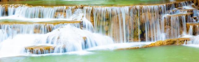 erstaunlicher bunter wasserfall im nationalparkwald während des frühlings, schöner tiefer wald in thailand, technische langzeitbelichtung, während des urlaubs und der entspannungszeit. foto