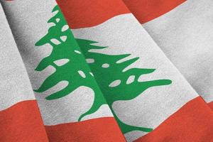 libanon-flagge mit großen falten, die dicht unter dem studiolicht im innenbereich wehen. die offiziellen symbole und farben im banner foto