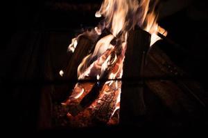 Lagerfeuer. orange Flamme eines Feuers. Lagerfeuer auf dem Grill mit Rauch. Brandstiftung oder Naturkatastrophe. Lagerfeuer schließen. Feuer in der Natur. Lagerfeuer Hintergrund foto