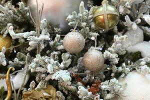 Weihnachtsschichten. Weihnachtsschmuck am Weihnachtsbaum. selektiver Fokus. foto