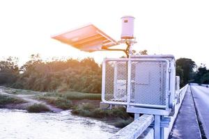 Solarzellensystem zum Speichern und Speichern der Energie zur Verwendung mit Regenmessern und Hochwasserwarnsystemen in der Nähe der Brücke. foto