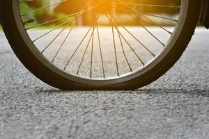 Hinterrad des Fahrrads, das flach ist und auf dem Bürgersteig neben der Straße geparkt ist. foto
