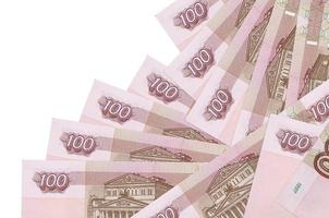 100 russische Rubel-Scheine liegen in unterschiedlicher Reihenfolge isoliert auf Weiß. Konzept für lokales Bankwesen oder Geldverdienen foto