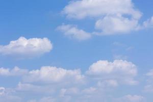 Himmel und Wolken mit weichem Licht von der Sonne foto