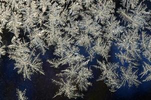 Schneeflocken Frost Raureif Makro auf Fensterglasscheibe foto