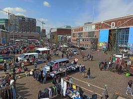 amsterdam, niederlande, 2022 - nicht identifizierte personen auf dem flohmarkt der ij-hallen in amsterdam, niederlande. er ist der größte und einzigartigste flohmarkt europas. foto