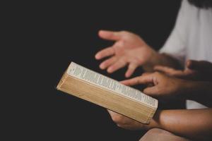 junge frau person hand halten heilige bibel mit studium zu hause. erwachsenes weibliches christliches lesebuch in der kirche. mädchen lernen religion spiritualität mit beten zu gott. Konzept des Studentenbildungsglaubens. foto