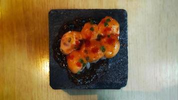 ein Menü aus einem Sushi-Restaurant namens Salmon Volcano Special Serve mit heißer Platte sehr lecker. foto