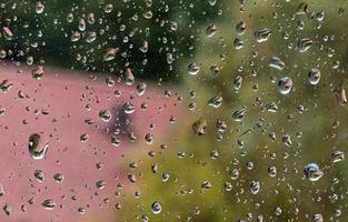 wassertröpfchen kondensiert auf transparentem fenster. Wasserregentropfen. foto