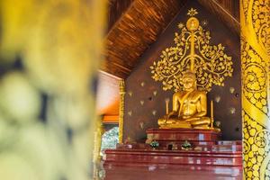 sirindhorn wararam phu prao tempel von thailand, ein einzigartiges bild ist ein glühen der skulptur des kalpapruek, die an der wand hinter der kirche befestigt ist. Es wird in der Nacht grün leuchten. foto