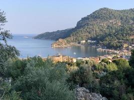 Blick über den Strand. Mittelmeerküste der Türkei.