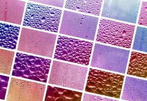 eine Collage aus vielen verschiedenen Glassplittern, verziert mit Regentropfen aus dem Kondensat. violette und violette Töne foto