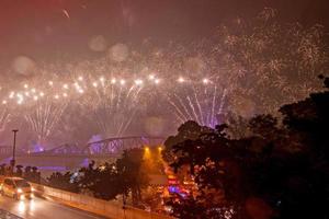 buntes feuerwerk von vijit chao phraya auf buddhayodfa chulalok maharat brücke, bangkok, thailand. foto