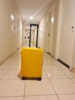 Dieser gelbe Koffer wurde in einen Flur der Wohnung gestellt. foto