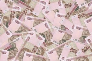 100 russische Rubelscheine liegen in einem großen Haufen. konzeptioneller hintergrund des reichen lebens foto