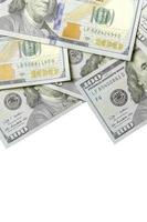 Dollar-Scheine. amerikanisches geld lokalisiert auf weiß mit kopienraum foto