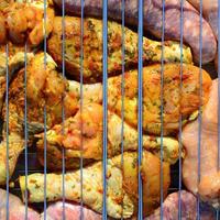 Marinierte Hähnchenkeulen auf heißem Holzkohlegrill foto