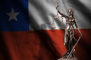 Chile-Flagge mit Statue der Justitia und Gerichtswaage im dunklen Raum. Konzept von Urteil und Bestrafung foto