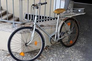 Fahrrad im Stadtpark am Meer. foto