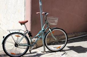 Fahrrad im Stadtpark am Meer. foto