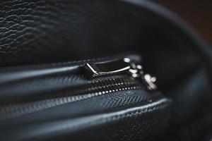 Details und Elemente der Tasche sind handgefertigt aus schwarzem Leder, Nahaufnahmen, Makroschlösser.