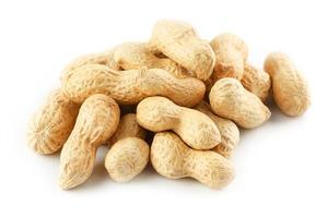 Erdnüsse. zwei geschälte Nüsse isoliert auf weißem Hintergrund. Erdnuss-Makro. foto
