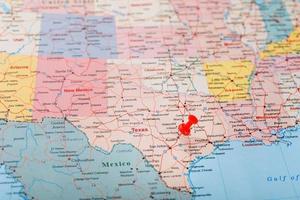 rote schreibnadel auf einer karte von usa, texas und der hauptstadt austin. nahaufnahmekarte texas mit rotem tack