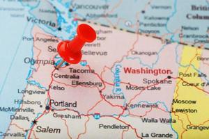 rote schreibnadel auf einer karte von usa, wyoming und der hauptstadt cheyenne. Nahaufnahme der Karte von Wyoming mit rotem Reißzwecken foto