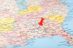 rote Schreibnadel auf einer Karte der USA, South Alabama und der Hauptstadt Montgomery. Nahaufnahme der Karte von South Alabama mit rotem Reißzwecken