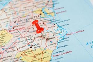rote schreibnadel auf einer karte der usa, south north carolina und der hauptstadt raleigh. Nahaufnahme Karte von Süd-Nord-Carolina mit rotem Reißzwecken, Kartenstift der Vereinigten Staaten foto