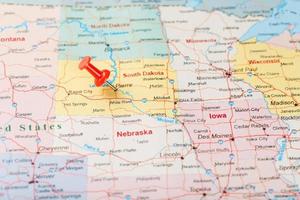 rote schreibnadel auf einer karte von usa, south dakota und der hauptstadt pierre. Nahaufnahme der Karte von South Dakota mit rotem Reißzwecken foto