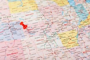 rote schreibnadel auf einer karte von usa, kansas und der hauptstadt topeka. Nahaufnahme Karte von Kansas mit rotem Reißzwecken foto