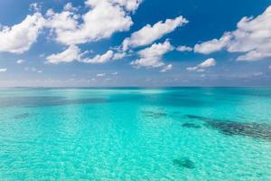 ruhiges meer und blauer himmel hintergrund. perfekter blauer himmel mit wolken und wasser des meeres. Natur Umwelt foto